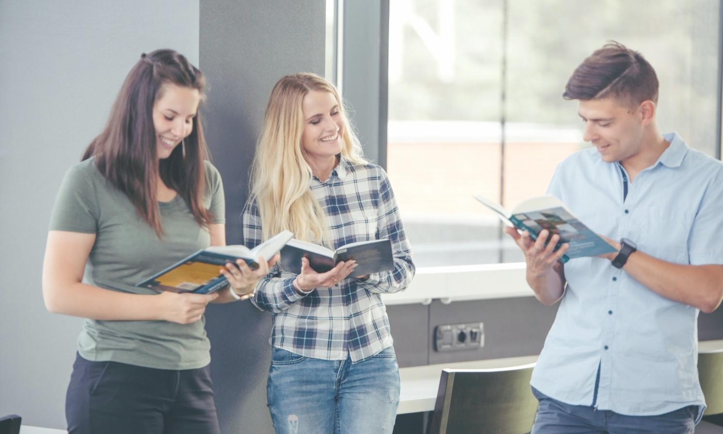 Organisierter Schreibtisch mit Computer und Finanzunterlagen
